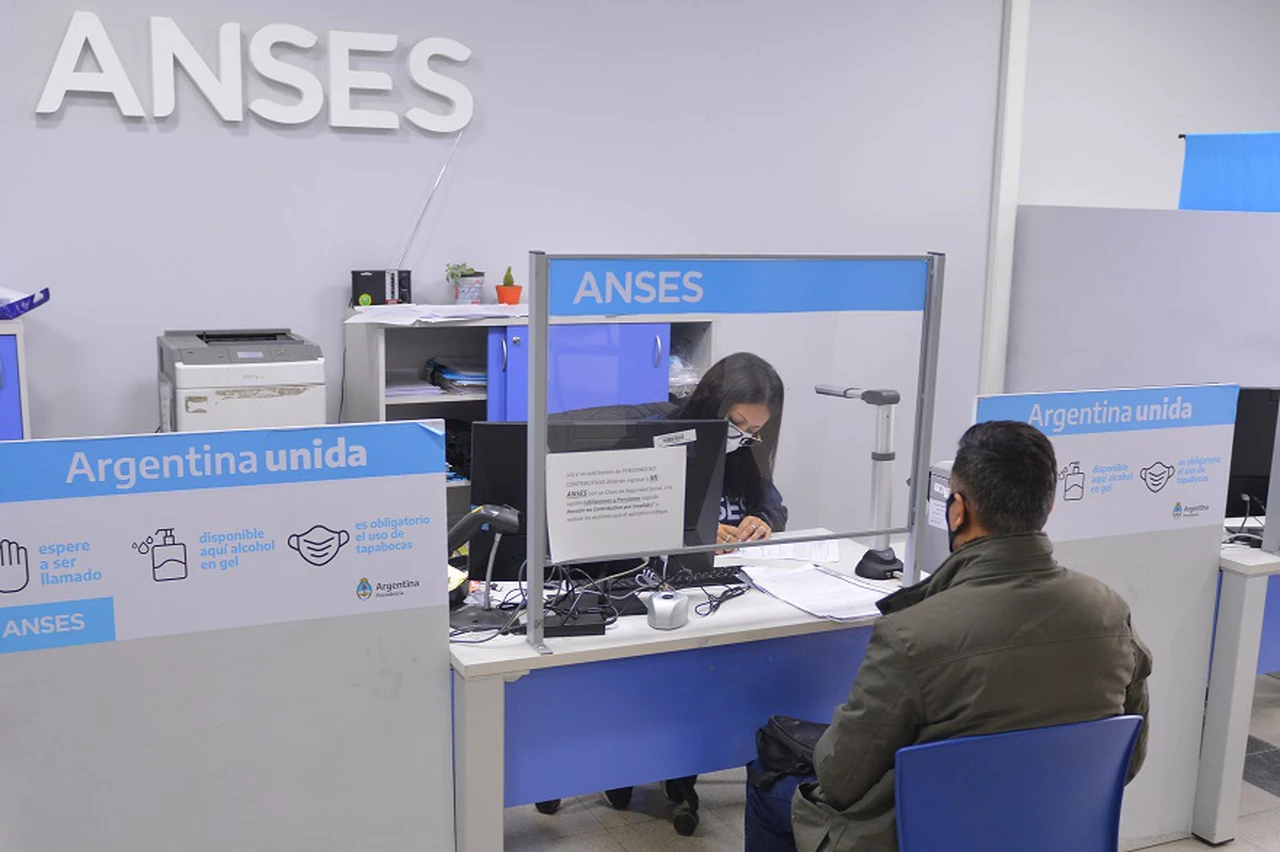 Suma fija para trabajadores y beneficiarios de la ANSES: de cuánto sería el bono que anunciará Sergio Massa