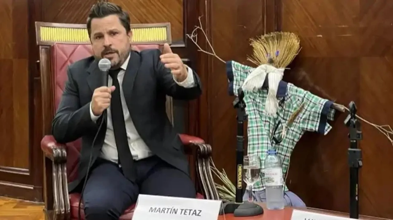 Javier Milei faltó y Martín Tetaz le explicó a un espantapájaros su plan contra la inflación