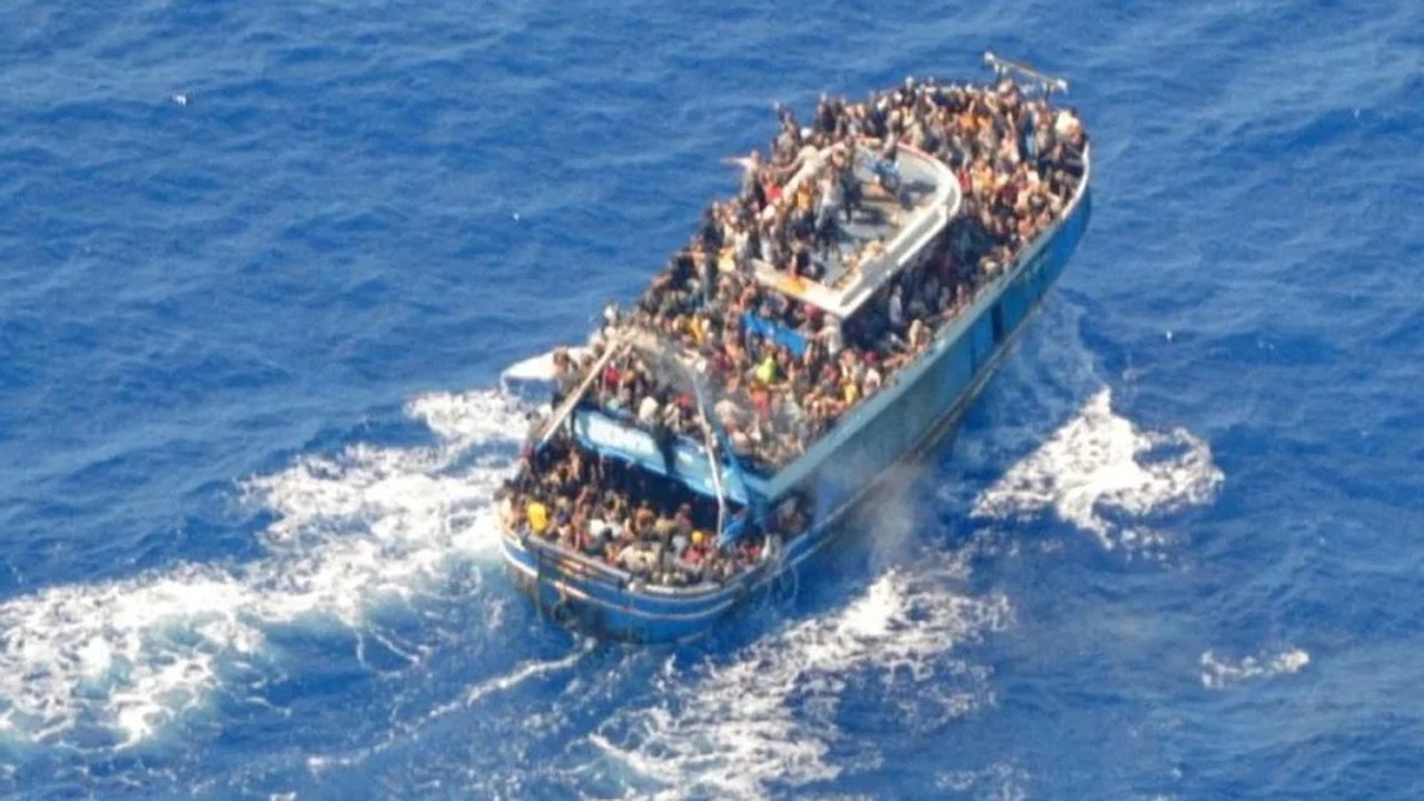 Naufragio en el Mediterráneo: afirman que el barco estuvo inmóvil antes de hundirse y crecen evidencias de negligencia contra Grecia