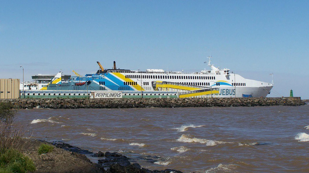 Peligroso: los pasajeros de Buquebus desembarcan en Montevideo entre los camiones que transportan containers