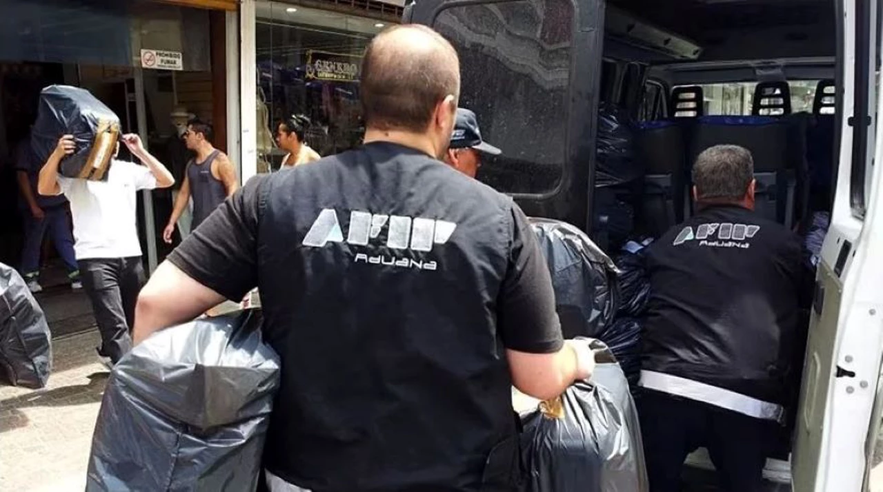 Tras una denuncia de la Aduana, la AFIP y la Justicia allanan "cuevas" en la city: qué buscan