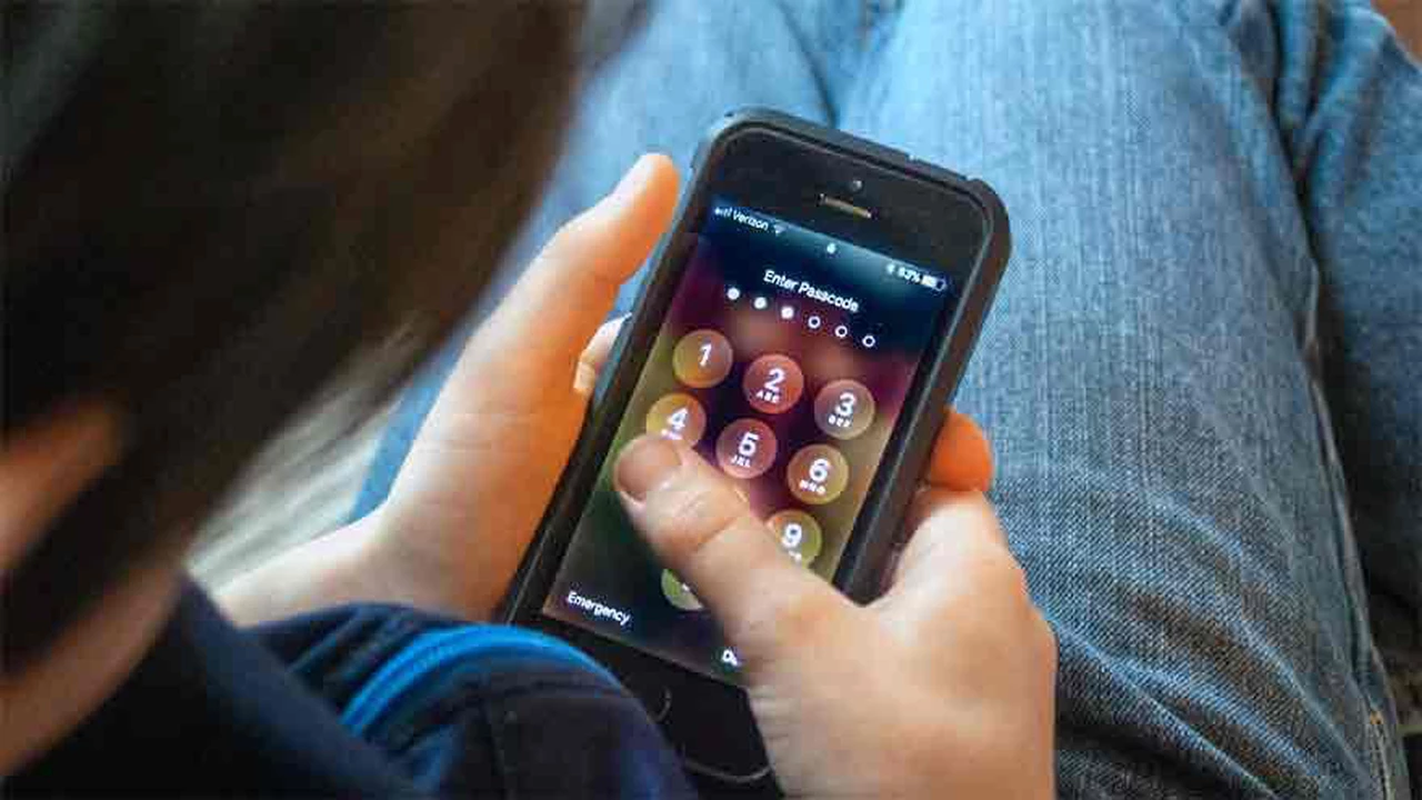 Cuidado antes de darle el primer celular a tu hijo: cómo configurarlo para que sea seguro