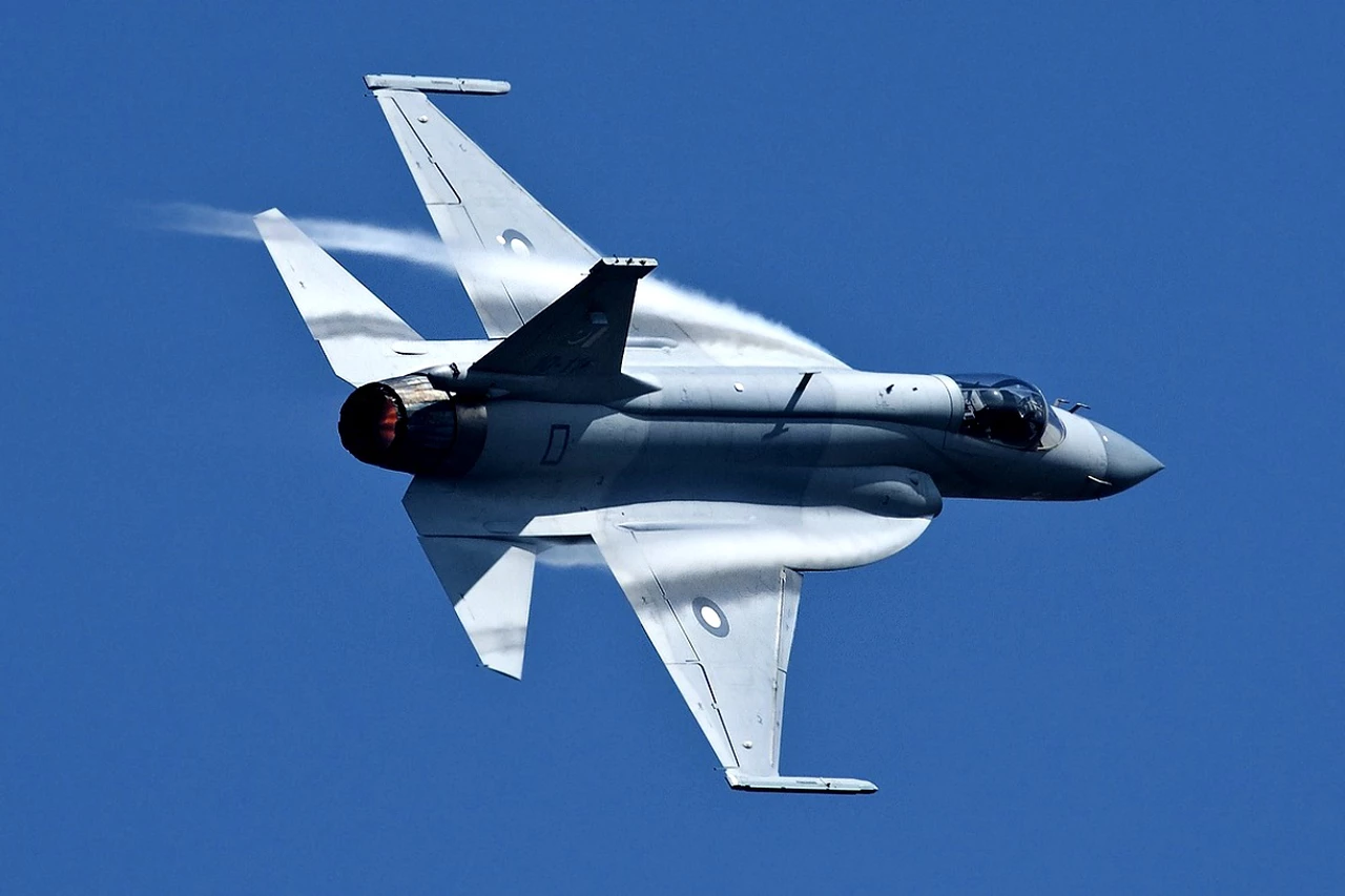 El Gobierno define la compra de aviones de combate a China: qué riesgos advierten