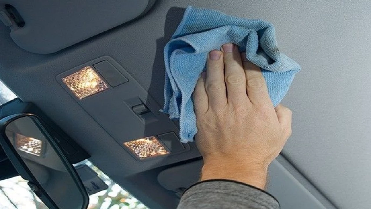 El techo del auto, impecable en minutos: el truco para eliminar las manchas interiores sin esfuerzo