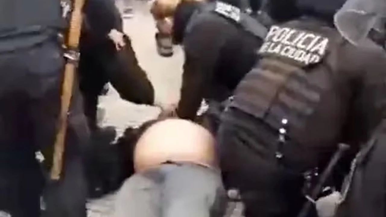 Videos impactantes: el momento en que detienen e intentan reanimar al manifestante