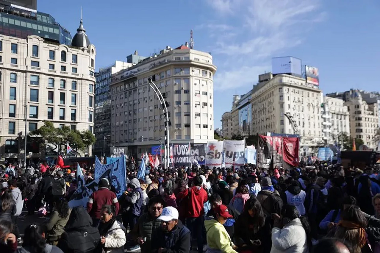 Incidentes en la marcha de protesta por la muerte de Facundo Molares en el Obelisco