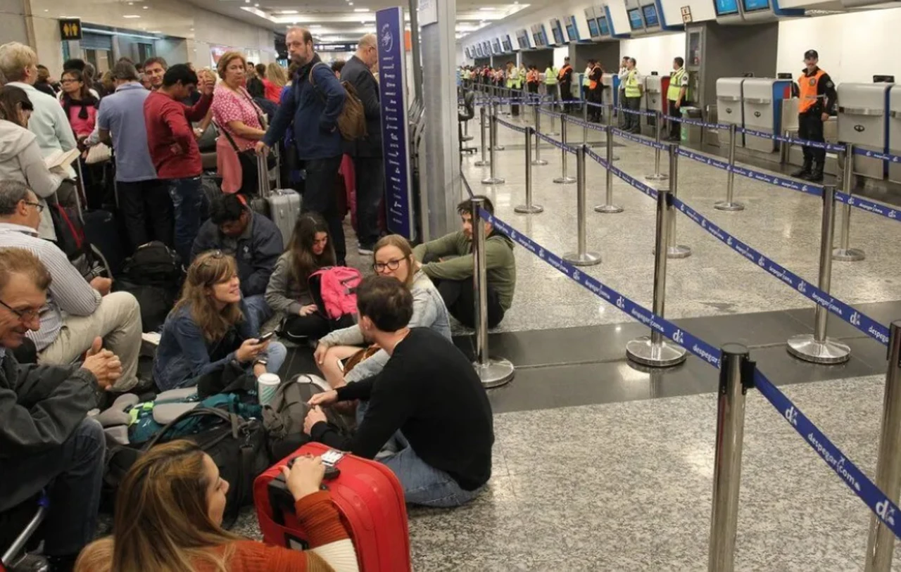 Caos en Aeroparque: 40 vuelos cancelados y más de 9.000 pasajeros afectados por una medida de fuerza de Intercargo