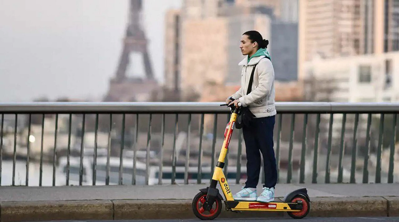 París se convierte en la primera capital de Europa en prohibir el uso de monopatines eléctricos