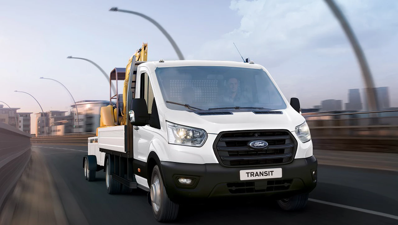 Ford lanza una nueva versión de Transit: precios, detalles y para qué tipo de trabajos fue pensada