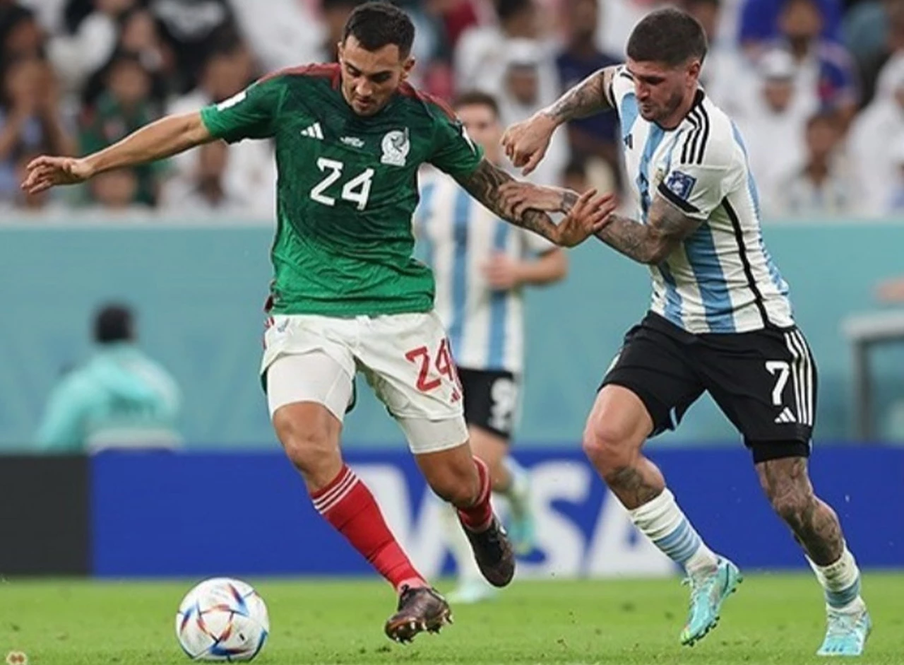 Futbolistas mexicanos juegan contra Argentina por la Copa Mundial de la FIFA 2022. (Wikimedia/Hossein Zohrevand)