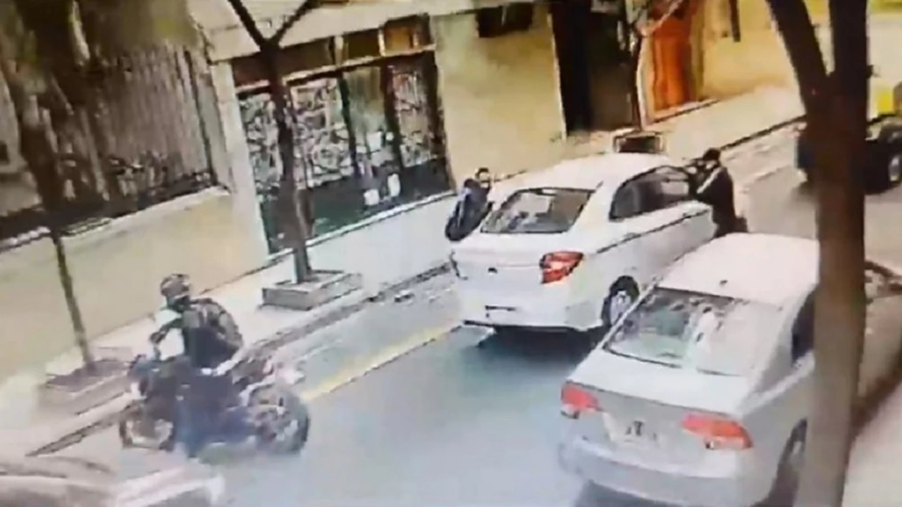 Salvaje robo en Recoleta: motochorros rompieron a piñas los vidrios de un auto para robar dólares