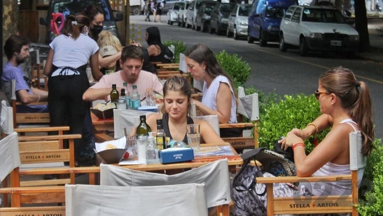 Más restaurantes y bares ocupan calles porteñas con decks: alertan por falta de controles