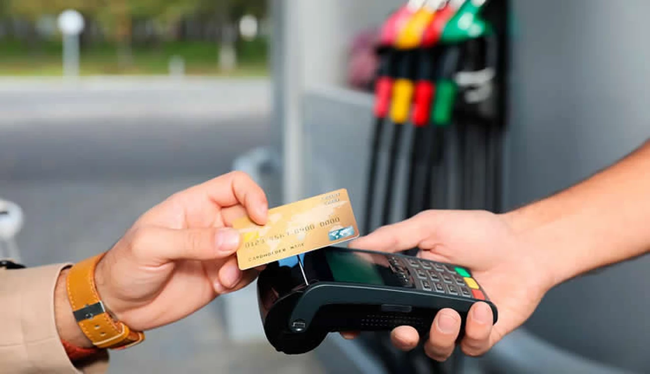 El BCRA redujo los plazos de acreditación de pagos con tarjetas de crédito para estaciones de servicio