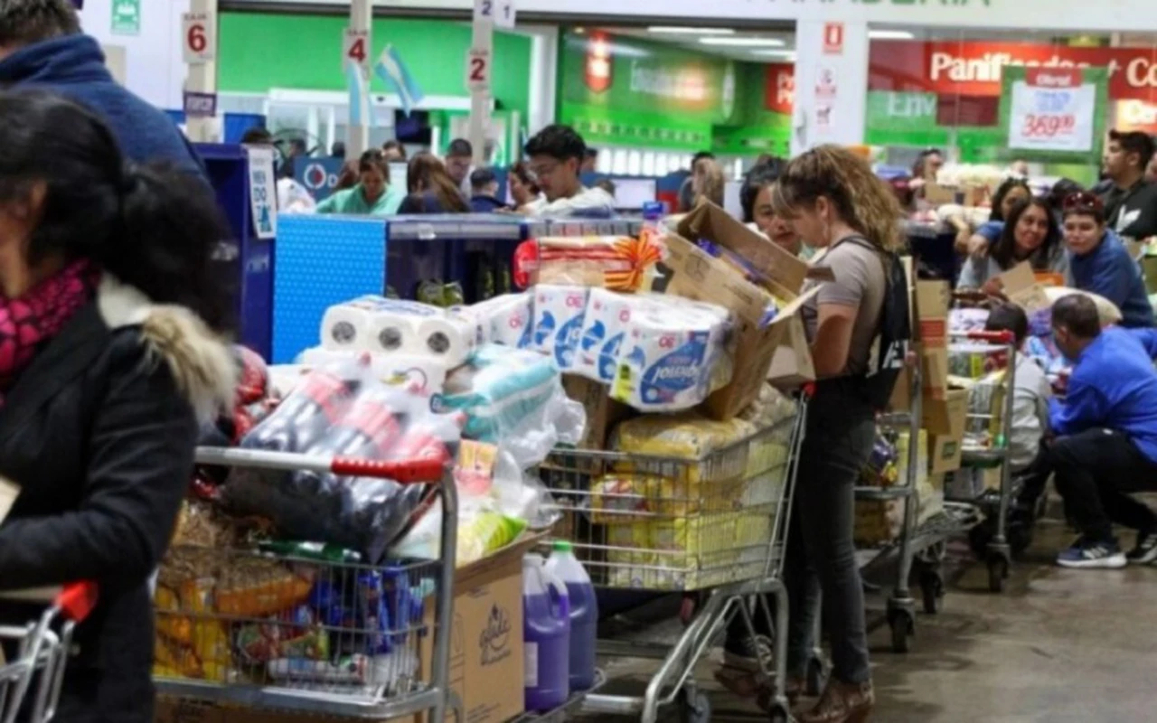 Chilenos cruzan a la Argentina para comprar "regalados" alimentos, combustibles y tocador