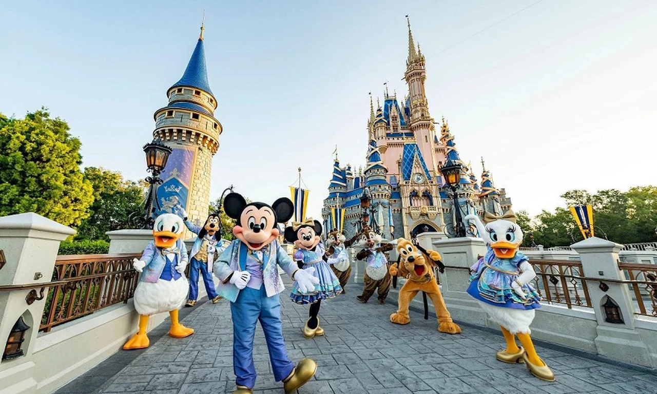 ¿Cuántos dólares necesita una familia para viajar a Disney en diciembre 2023?
