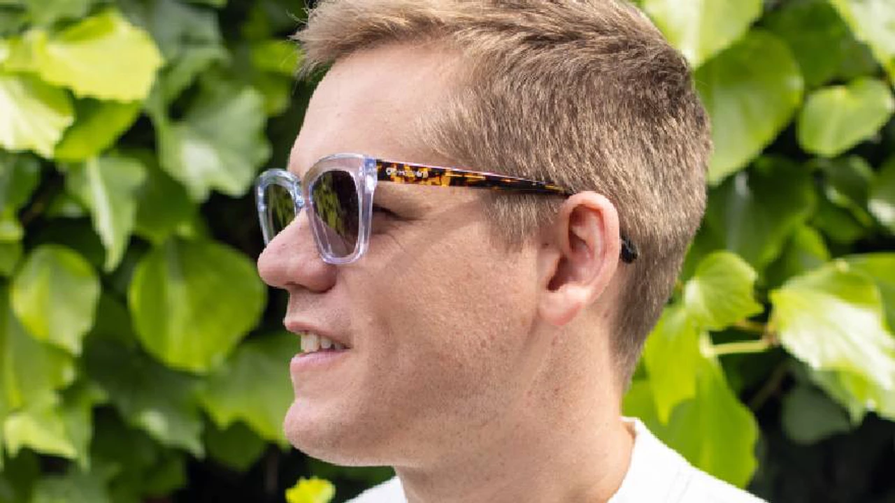Este emprendedor comenzó vendiendo anteojos en el garage de su casa y hoy su marca irrumpe en España
