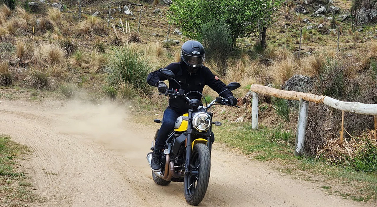 ¿Cómo se comporta la moto Ducati más barata que se fabrica en Argentina?