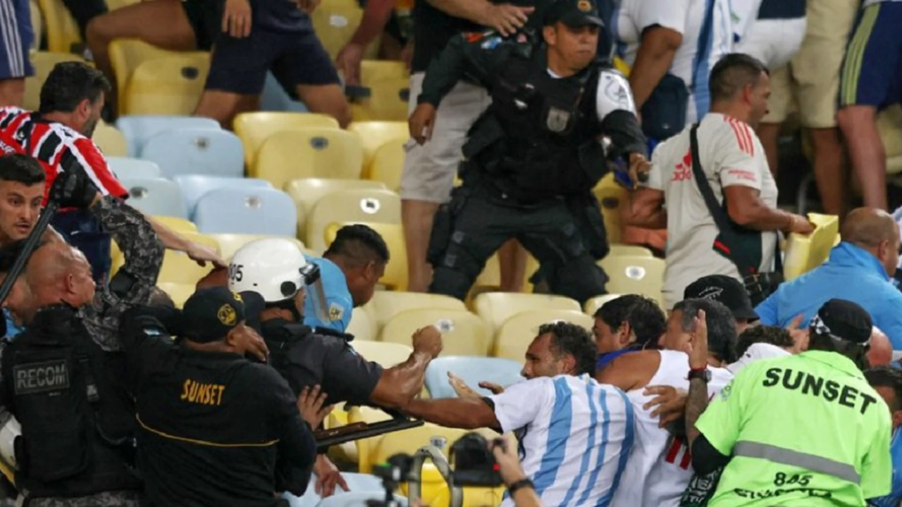 Fuertes incidentes de la policía de Brasil contra hinchas argentinos antes de arrancar el partido
