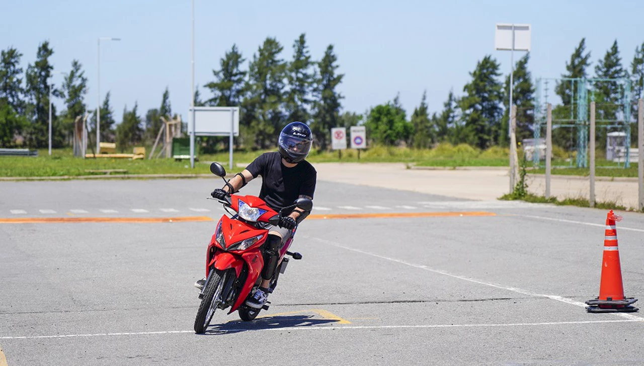 Arrancar de cero: todos los tips para conducir por primera vez una moto