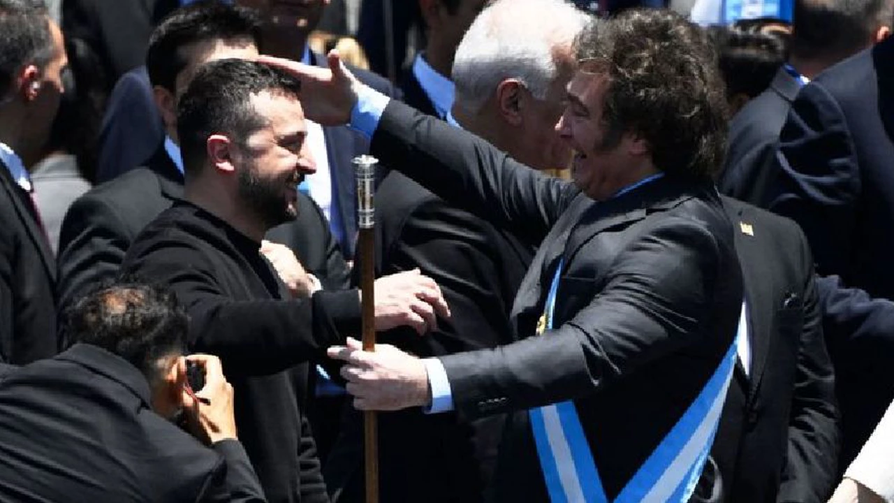 Momento clave de la asunción: el caluroso abrazo entre Javier Milei y el presidente de Ucrania