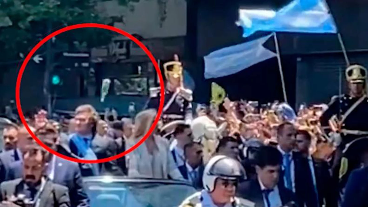 Video | Le arrojaron un botellazo a Javier Milei cuando iba hacia la Casa Rosada