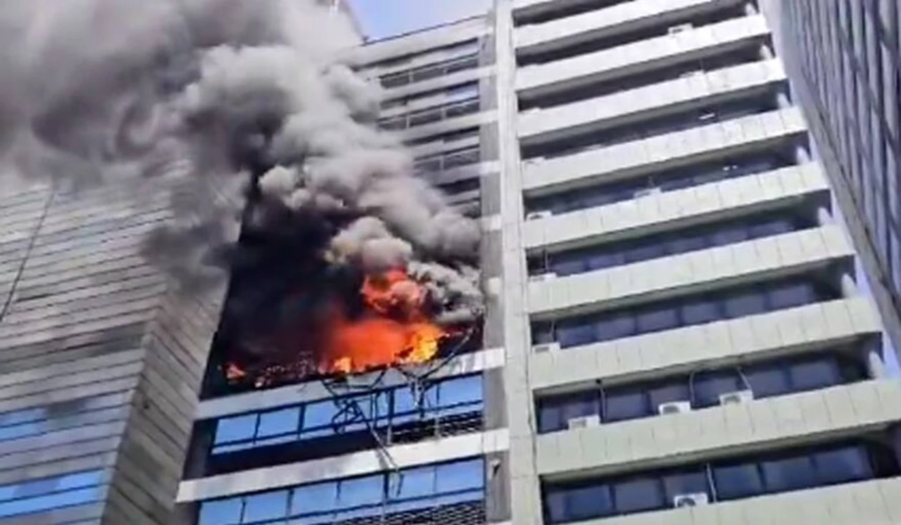 Trágico incendio al lado del Ministerio de Trabajo: falleció una mujer y hubo 43 heridos