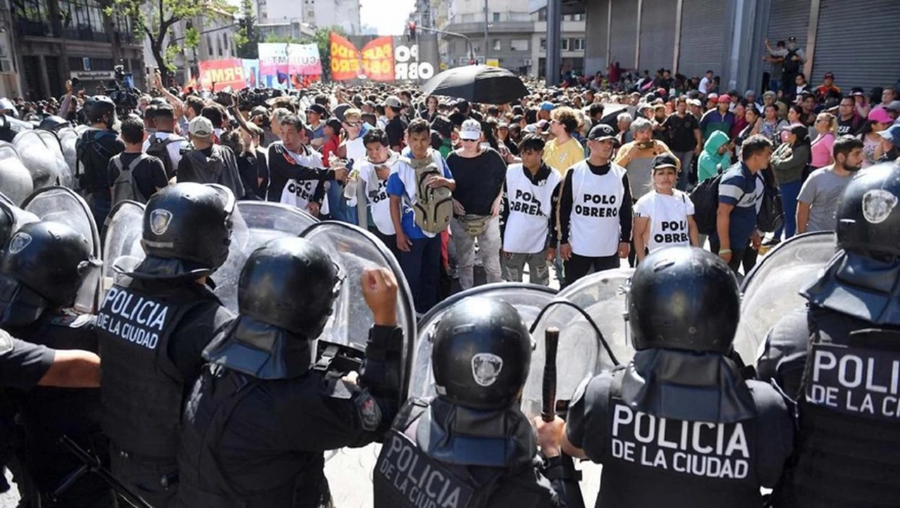 Primera marcha contra Milei: dos detenidos tras enfrentamientos con la Policía