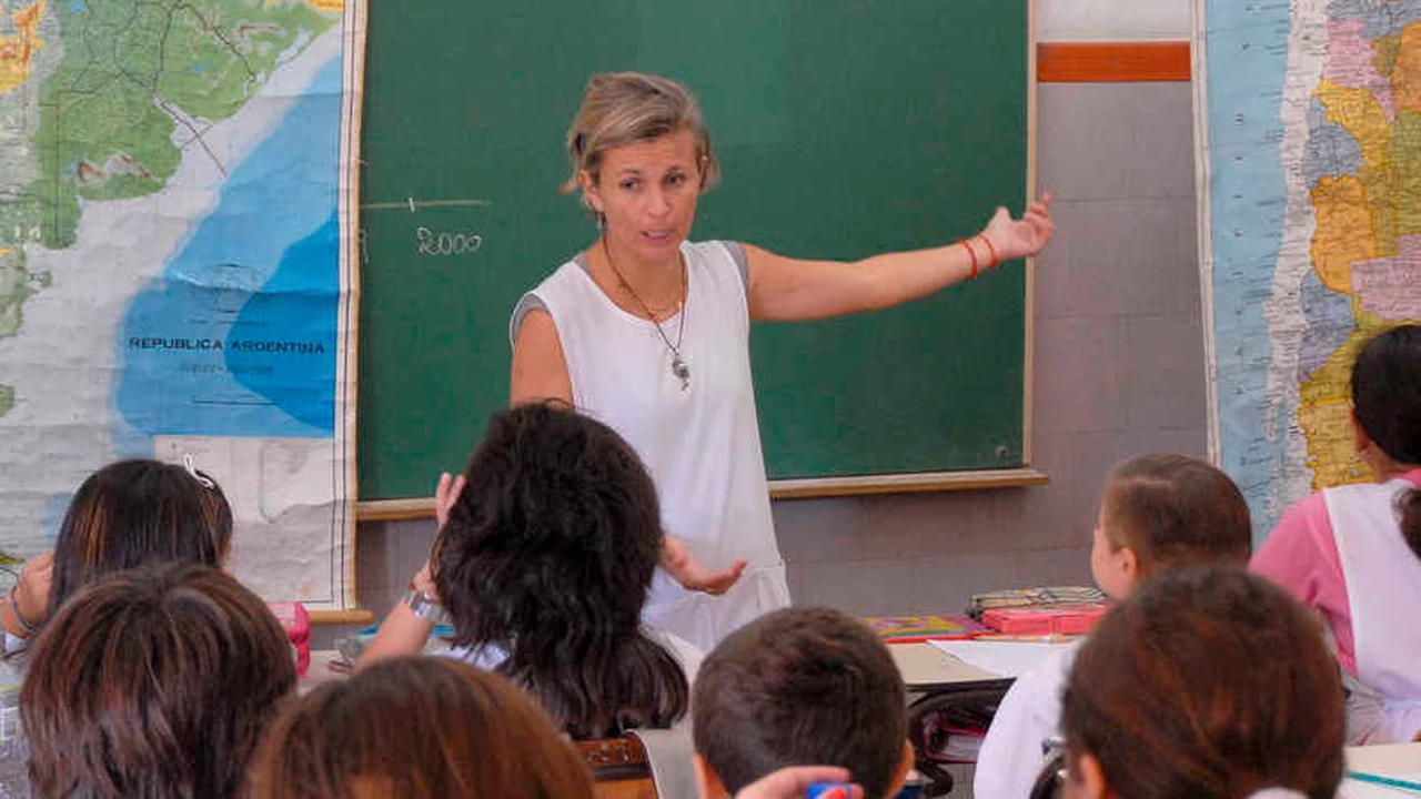 Qué sueldo cobraría un docente en Argentina, si hubiera dolarización