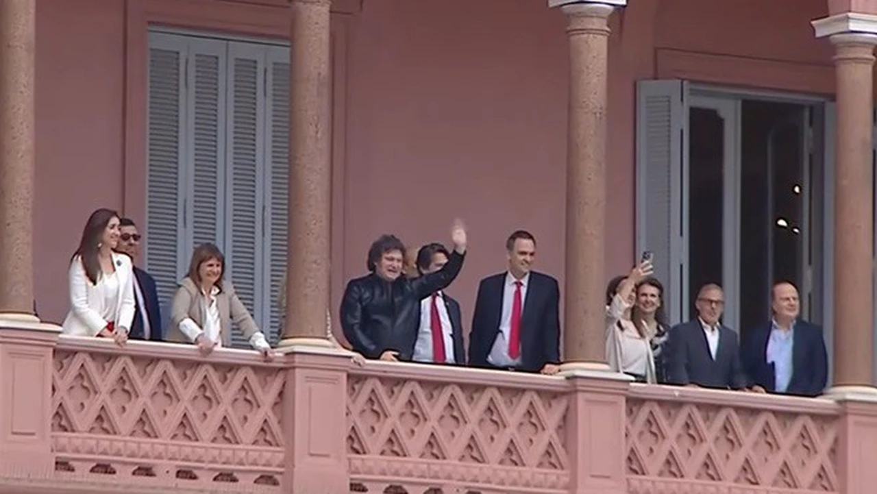 Sorpresa: Milei llevó a su gabinete al balcón de la Rosada para saludar la gente