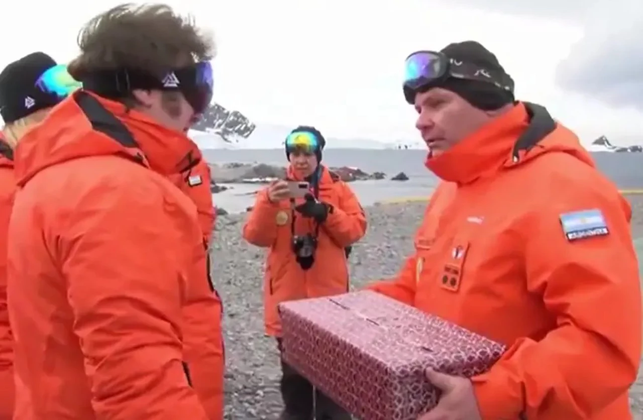 Video: Javier Milei visitó la Base Marambio y le dieron este particular regalo