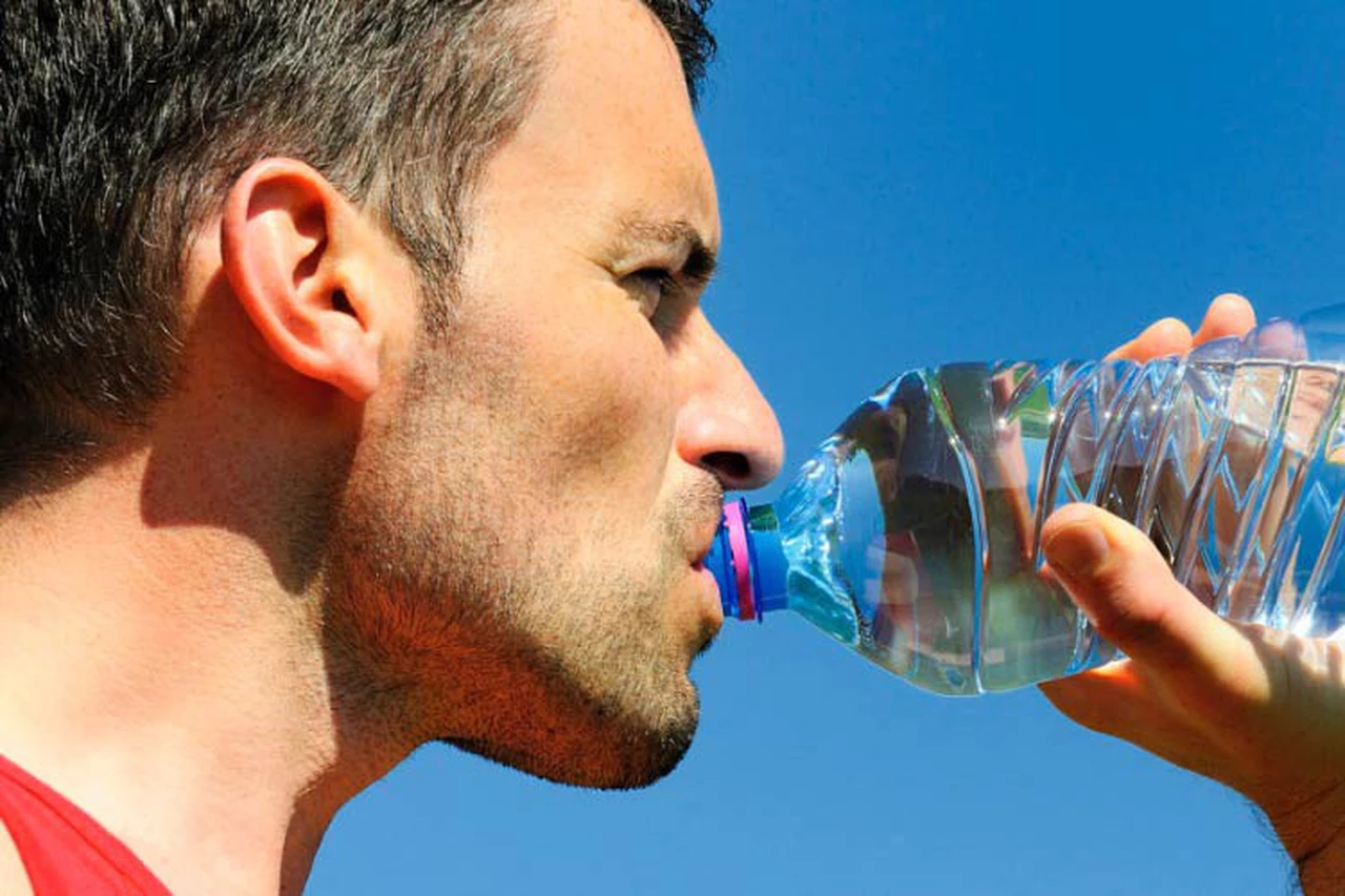 Por esta peligrosa razón, nunca deberías volver a llenar de agua tus botellas de plástico
