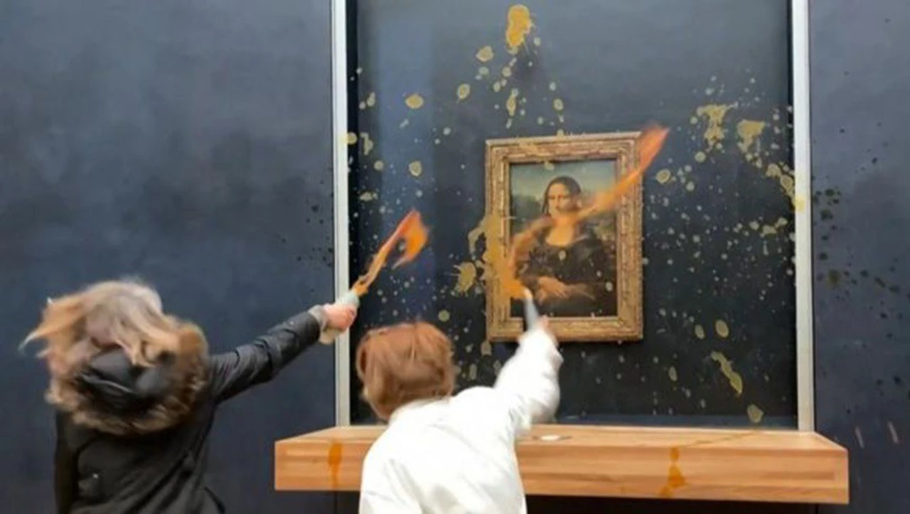VIDEO | Activistas climáticos le tiraron sopa a la Mona Lisa en el Museo del Louvre