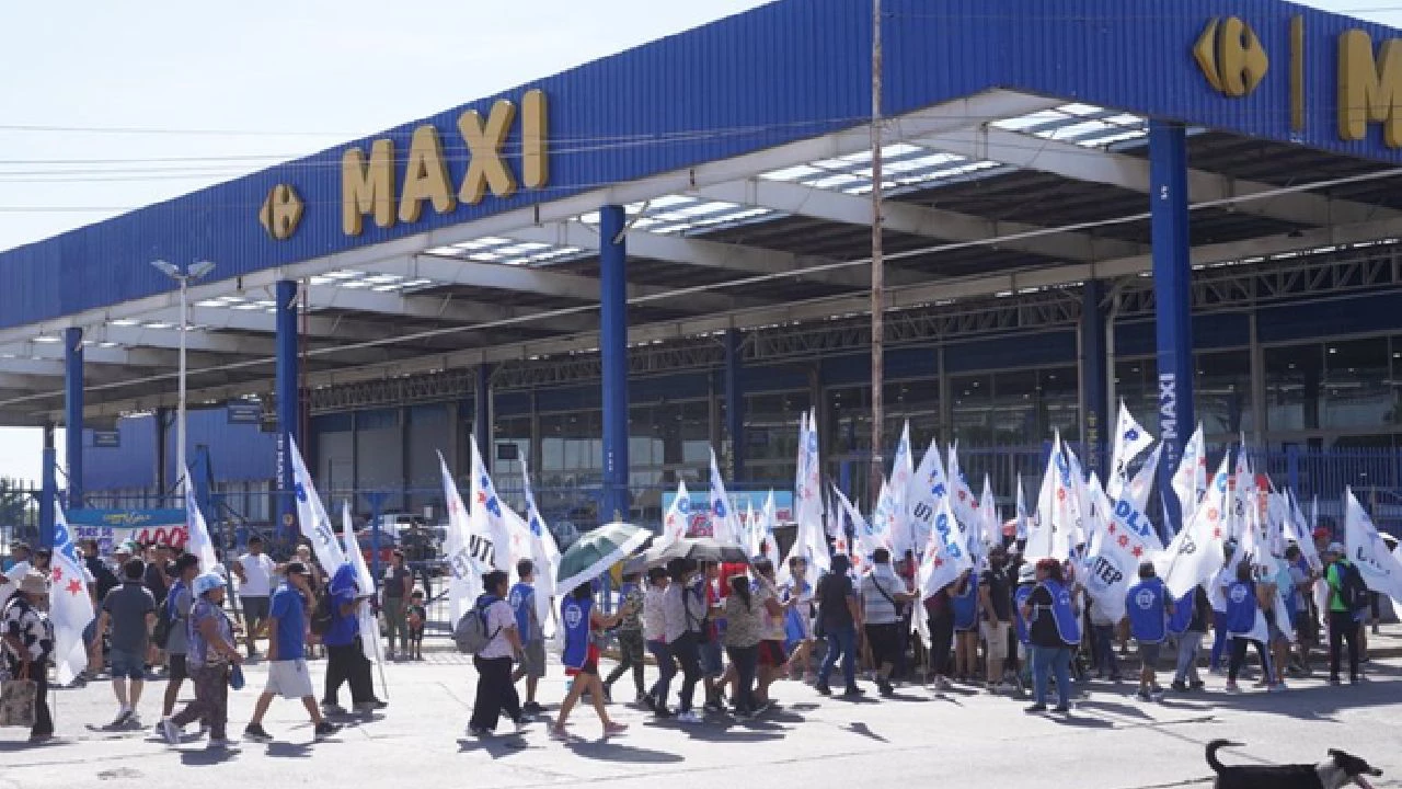 Piqueteros K marcharon a supermercados de la Ciudad y el Conurbano para reclamar comida