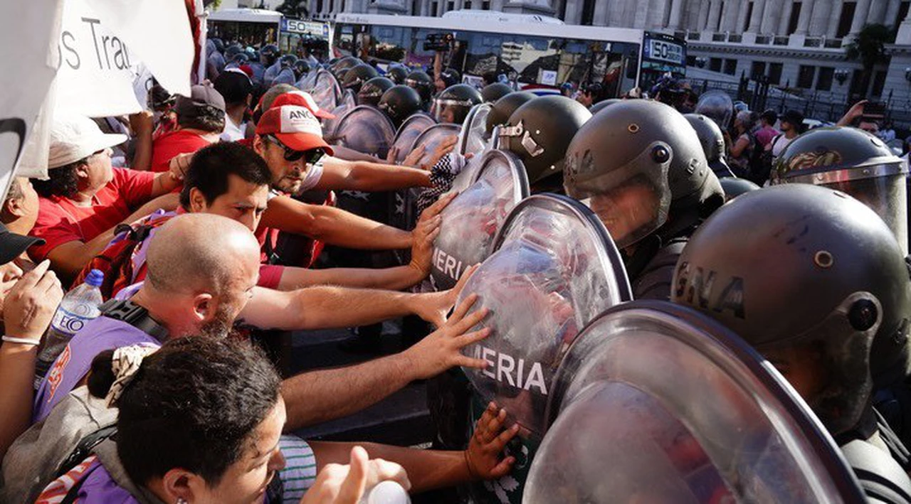 Incidentes por la Ley ómnibus frente al Congreso: Gendarmería desplegó el protocolo "anti piquetes"