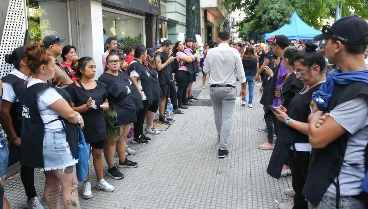 Organizaciones sociales hicieron fila en reclamo de alimentos en el Ministerio de Capital Humano