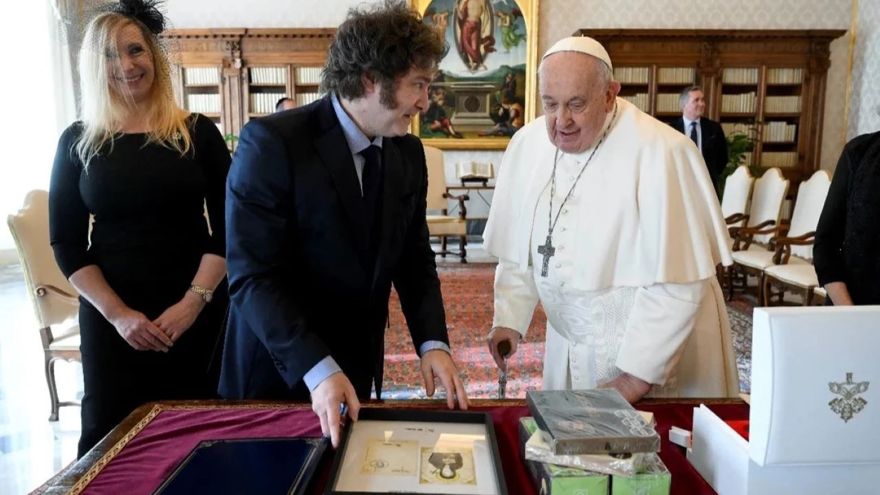 Milei y Francisco se reunieron por más de una hora en el Vaticano: qué regalos intercambiaron