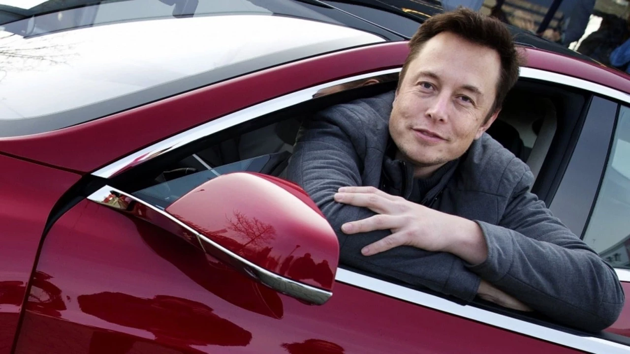 De un BMW a un Lotus Espirit, Elon Musk y una lujosa colección de autos