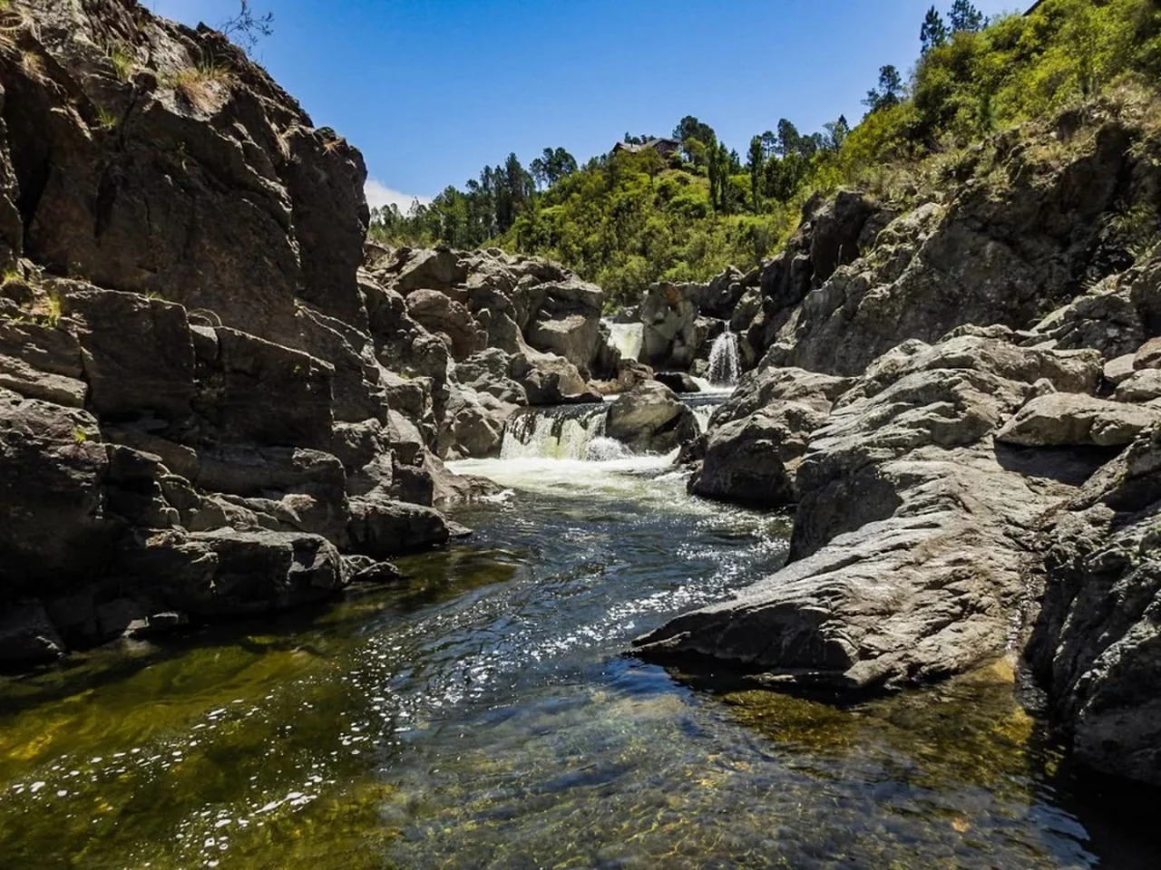 El paraíso de cascadas y agua transparente para descubrir en las sierras de Córdoba