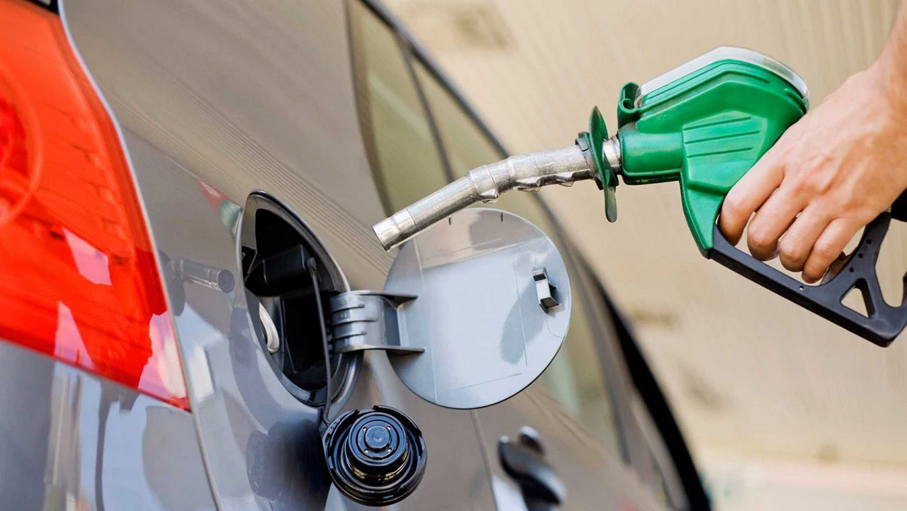 Tras el aumento de los combustibles: ¿Cuánto sale llenar el tanque de un auto o camioneta?
