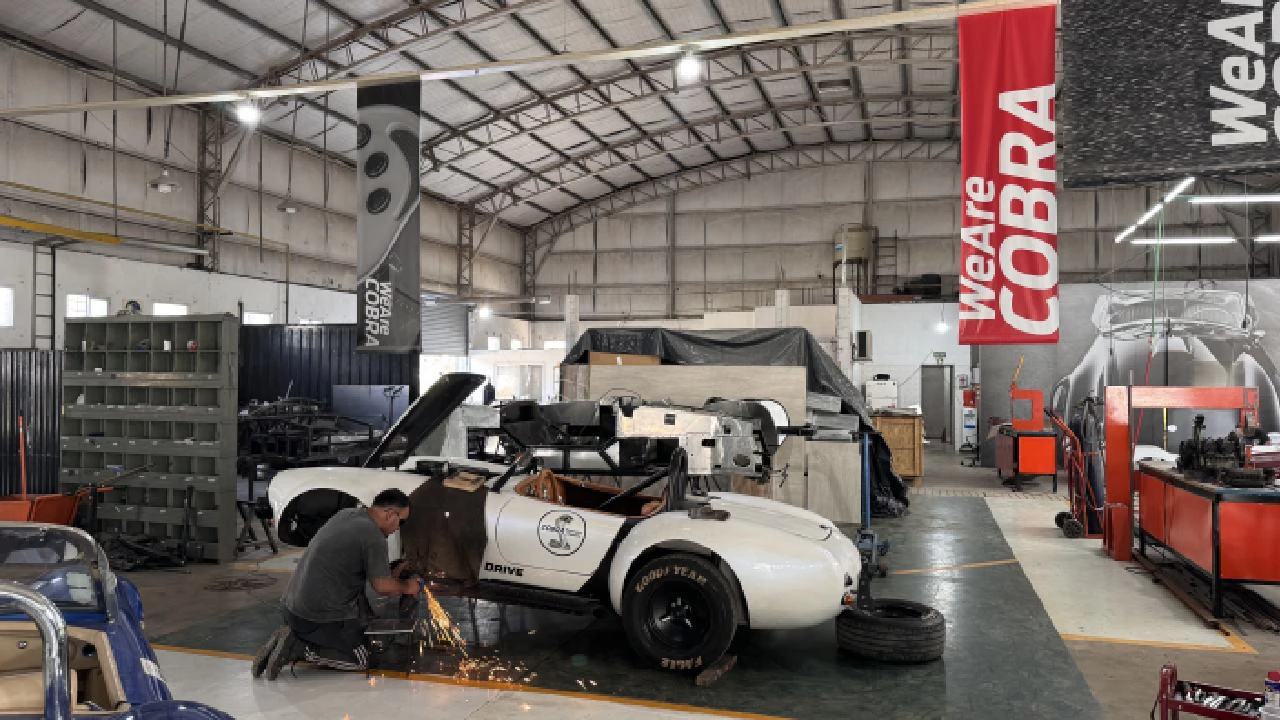 Un argentino fabrica en Pilar réplicas del mítico auto deportivo Cobra: cuánto cuestan