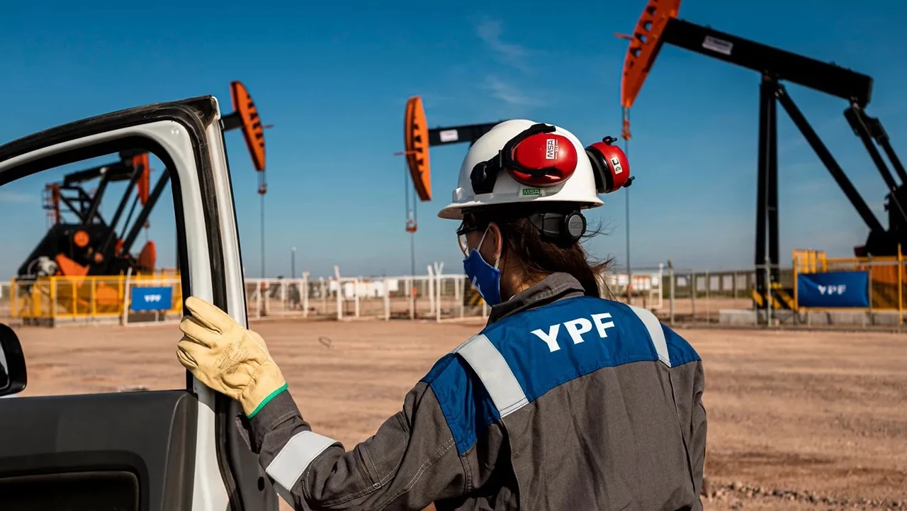 La petrolera YPF sufre de "estrés económico" por los cambios regulatorios, advierte Moody's