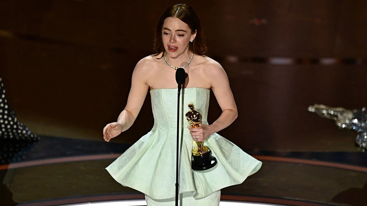 Oscar 2024: Emma Stone se ganó la estatuilla a Mejor Actriz y subió a recibirla con el vestido roto