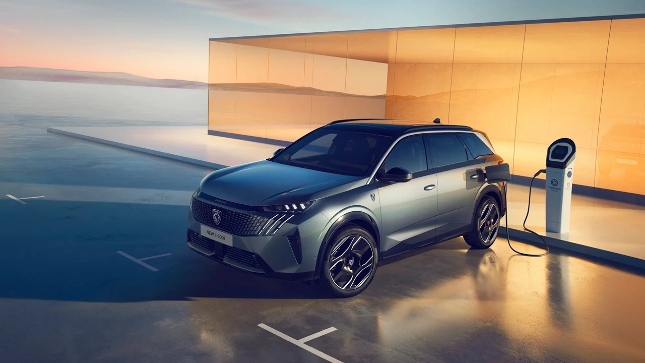 Peugeot presentó el nuevo E-5008, el único SUV para 7 personas eléctrico
