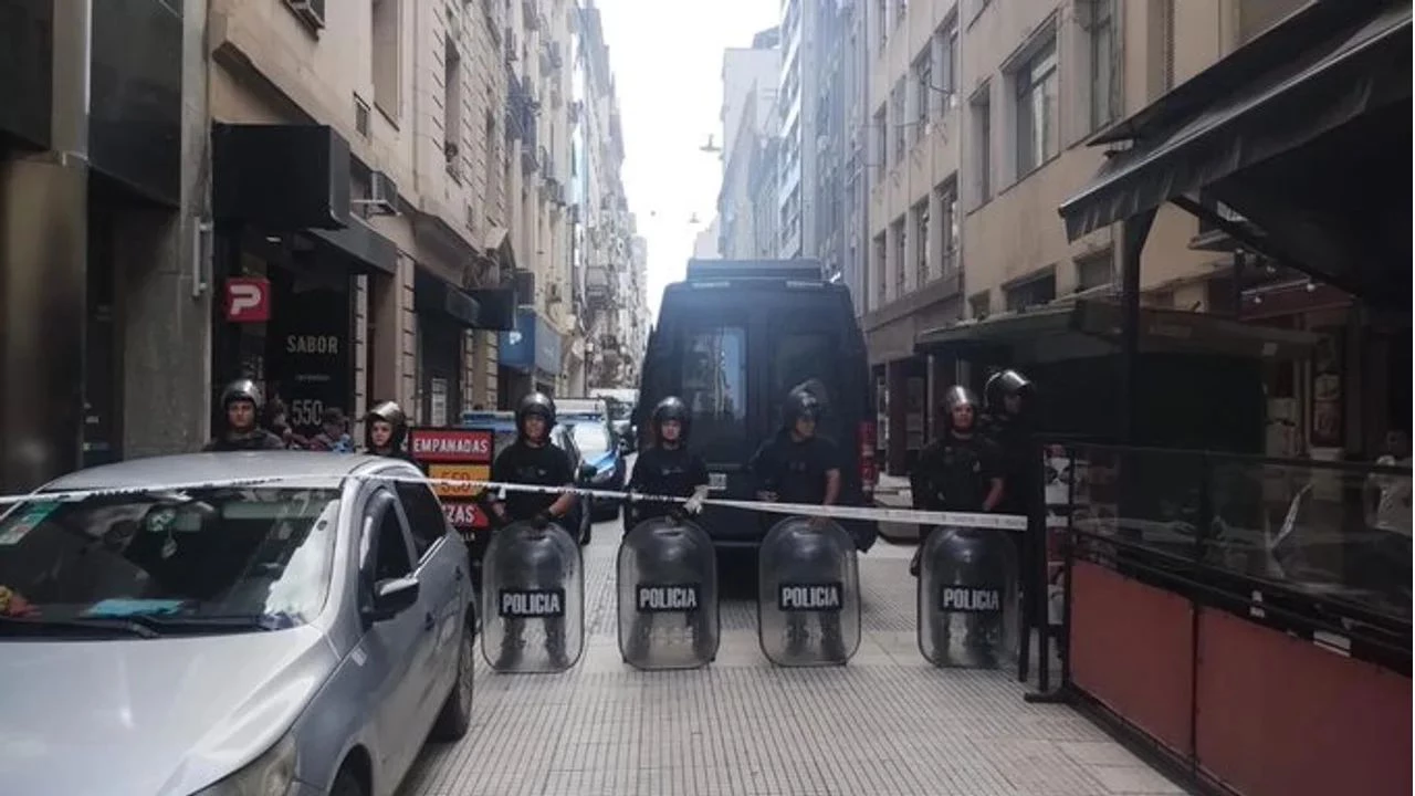 Tensión en una comisaría cerca de Casa Rosada: se amotinaron 25 presos e intentaron prenderle fuego
