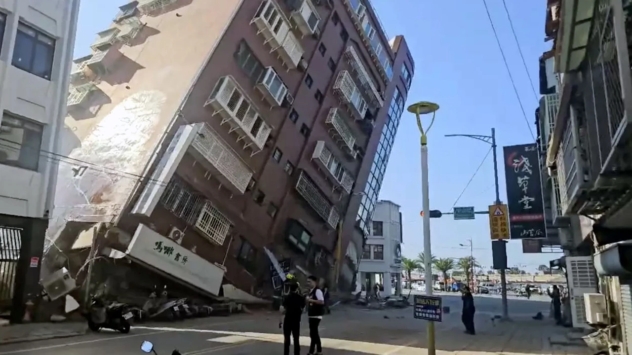 VIDEO | El  momento en que se derrumba un edificio en Taiwán en medio del terremoto más potente en 25 años