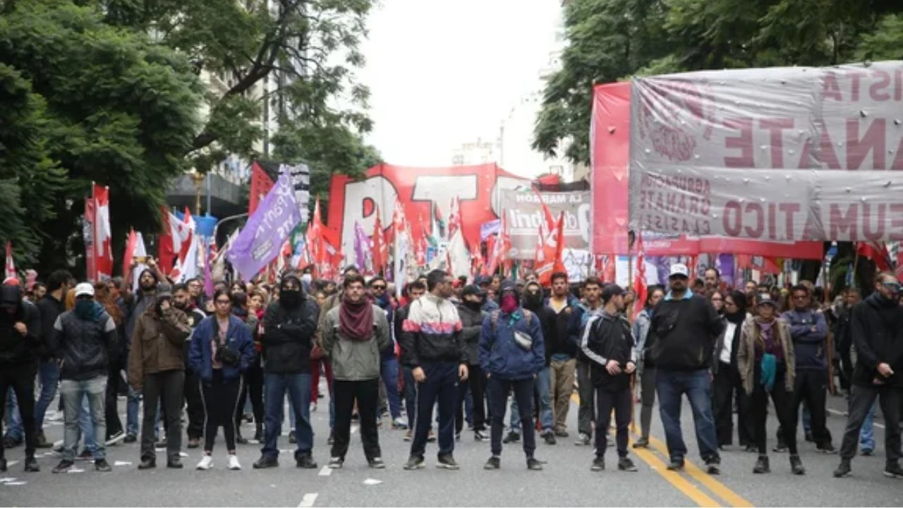 Protocolo antipiquetes: tensión entre manifestantes y la policía en la marcha por el Día del Trabajador