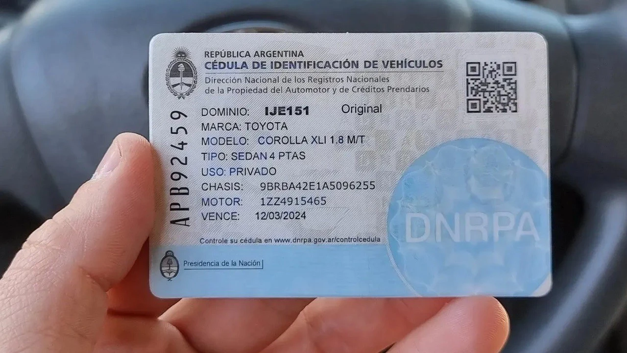 Importante: la cédula azul todavía es un documento obligatorio para circular en auto