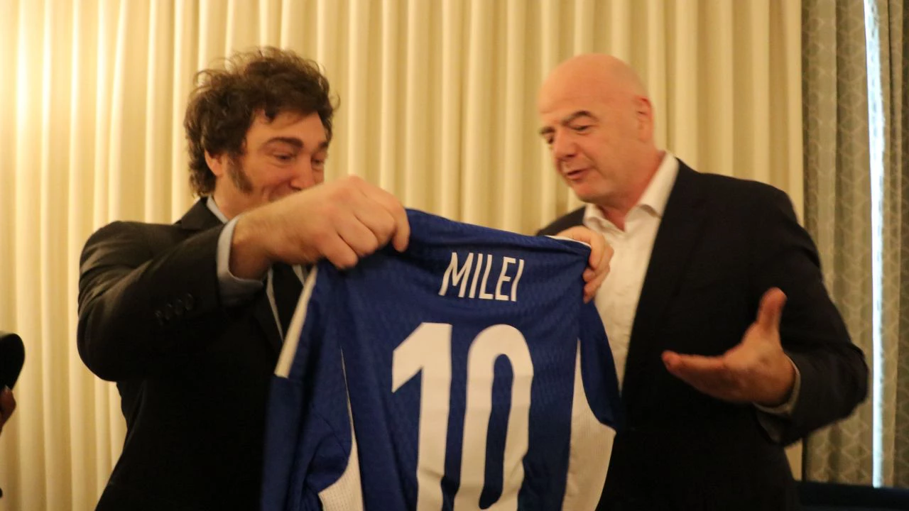Javier Milei se reunió con el presidente de la FIFA y recibió dos curiosos regalos