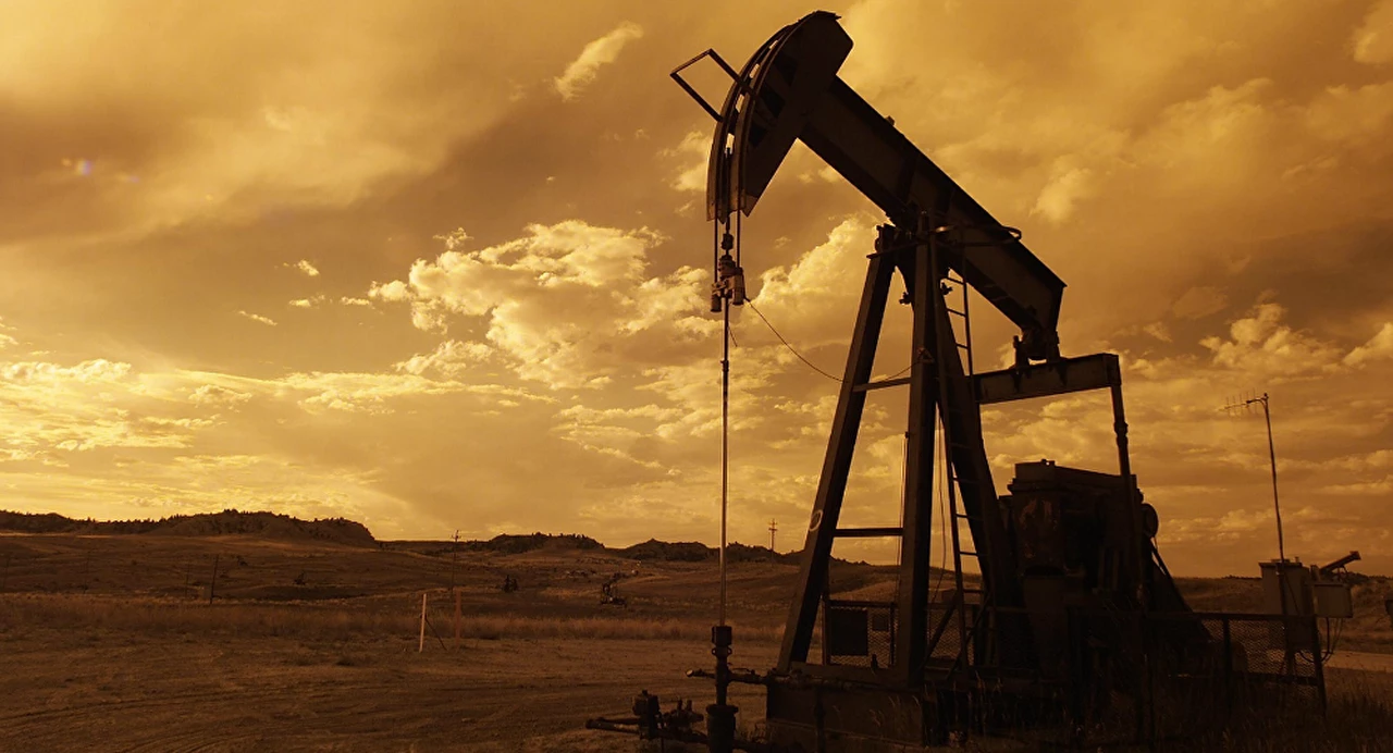 Tras salto de dólar y nafta congelada, el Gobierno gira fondos a las petroleras