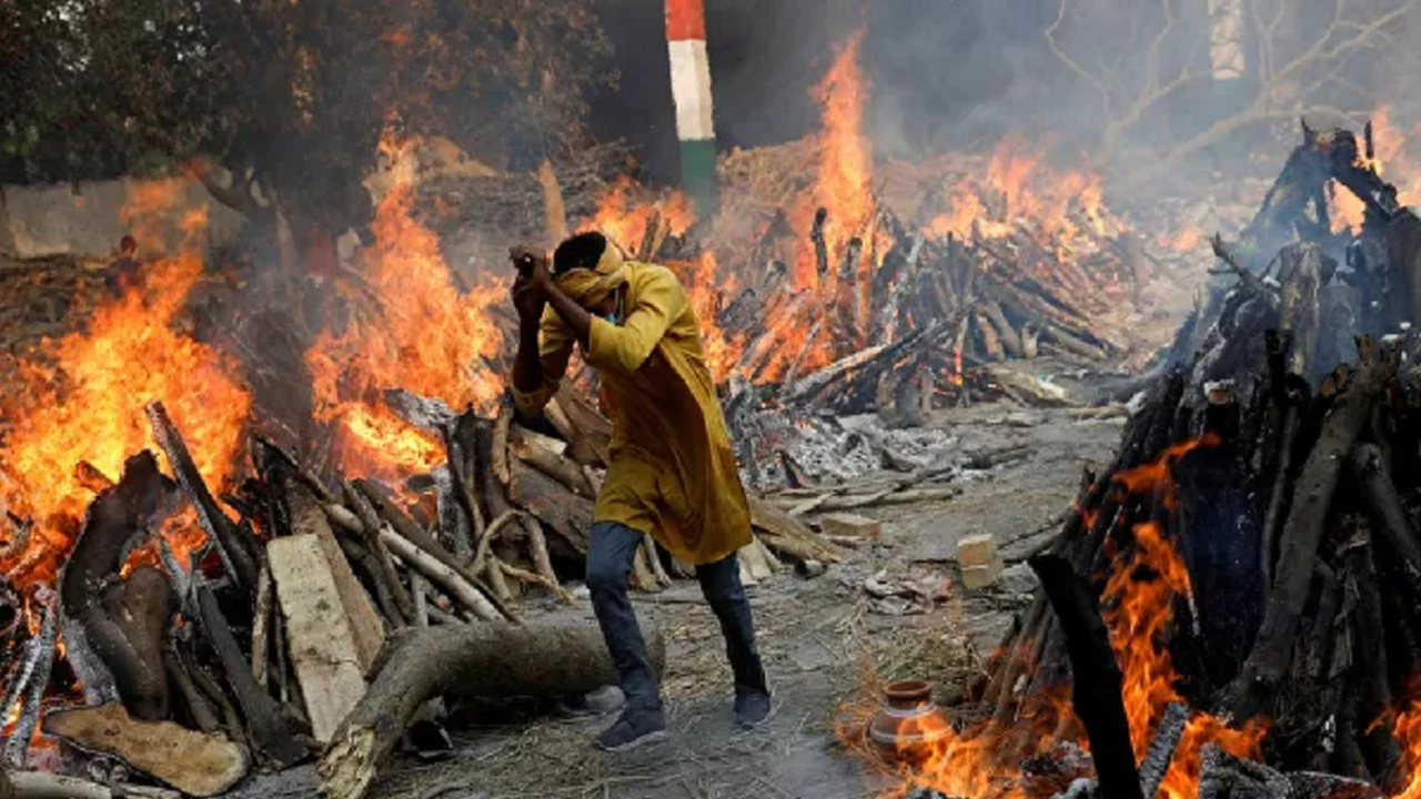 Cuando los hornos no dan abasto: en la India queman a las víctimas de COVID-19 en las calles